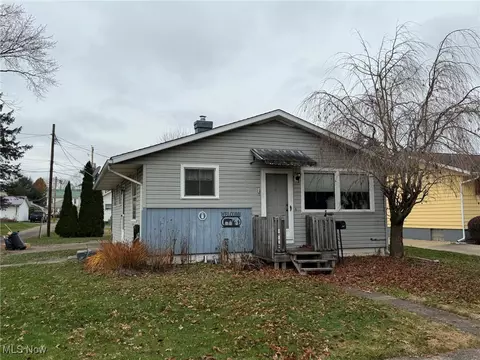 424 3rd St NE, New Philadelphia, OH 44663