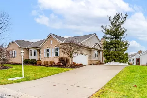 9861 Country Club Cir, Twinsburg, OH 44087