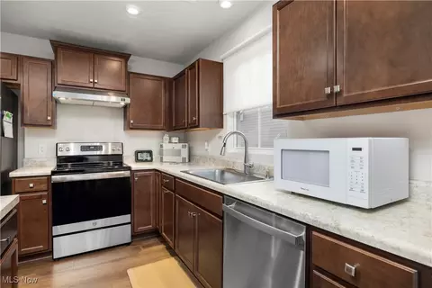 Kitchen - 133 W Spring Dr, Elyria, OH 44035 photo 2 of 4