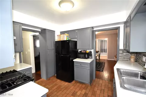 Kitchen - 21 Katherine St, Struthers, OH 44471 photo 2 of 3