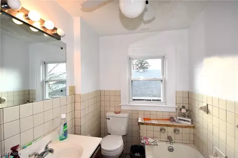 Bath - 21 Katherine St, Struthers, OH 44471 photo 1 of 1