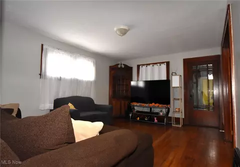 Living - 21 Katherine St, Struthers, OH 44471 photo 1 of 2