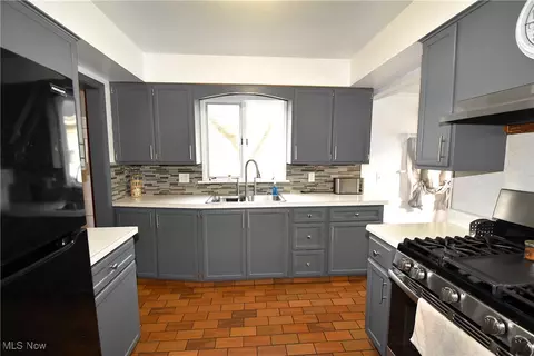 Kitchen - 21 Katherine St, Struthers, OH 44471 photo 3 of 3
