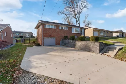 2608 Helen Pl NW, Canton, OH 44708