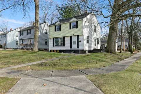 2577 Hawthorne Rd, Cuyahoga Falls, OH 44221