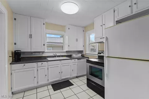 Kitchen - 640 Plainfield Rd, Akron, OH 44312 photo 1 of 2