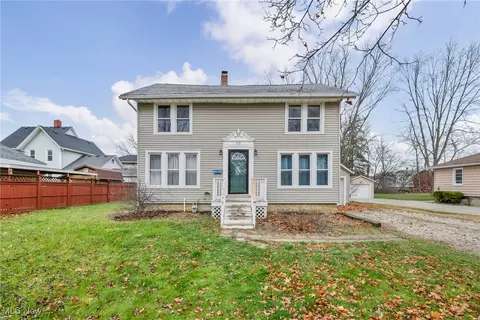 113 Grove St, Wellington, OH 44090