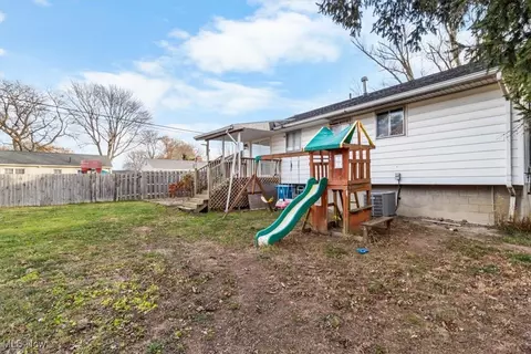 Exterior - 2255 Jackson St, Lorain, OH 44052 photo 7 of 8