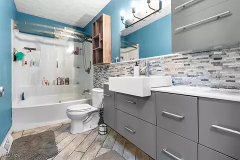 Bath - 2255 Jackson St, Lorain, OH 44052 photo 1 of 2