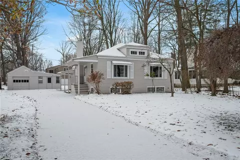 8 Shawondassee Dr, Timberlake, OH 44095