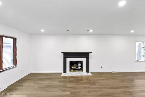 Living - 334 16th St, Elyria, OH 44035 photo 2 of 9