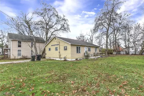 Exterior - 334 16th St, Elyria, OH 44035 photo 3 of 7