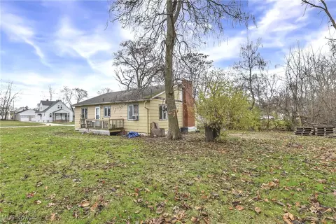 Exterior - 334 16th St, Elyria, OH 44035 photo 5 of 7