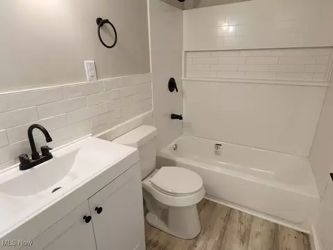 Bath - 4601 E Sprague Rd, Independence, OH 44131 photo 3 of 4
