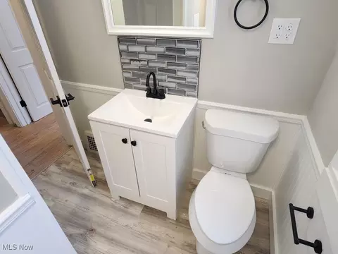 Bath - 4601 E Sprague Rd, Independence, OH 44131 photo 2 of 4