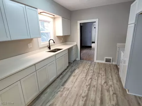 Kitchen - 4601 E Sprague Rd, Independence, OH 44131 photo 2 of 3