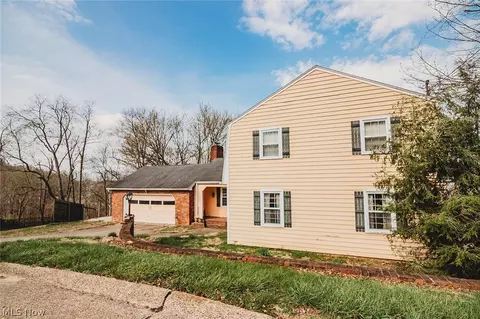 32 Ashwood Pl, Vienna, WV 26105