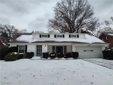 2515 Bolton Rd, Cleveland Heights, OH 44118