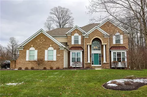 127 Walden Ridge Dr, Hinckley, OH 44233