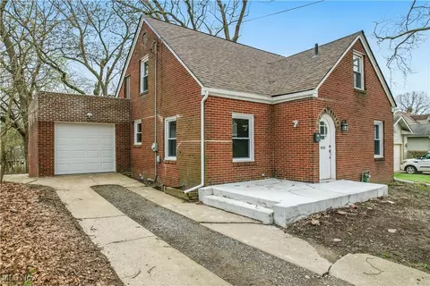 Exterior - 414 10th St, Struthers, OH 44471 photo 2 of 4