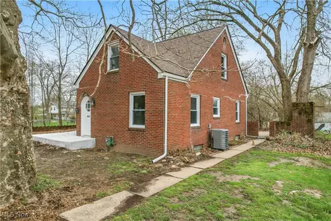 Exterior - 414 10th St, Struthers, OH 44471 photo 3 of 4