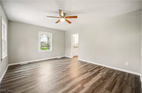 Living - 414 10th St, Struthers, OH 44471 photo 1 of 2
