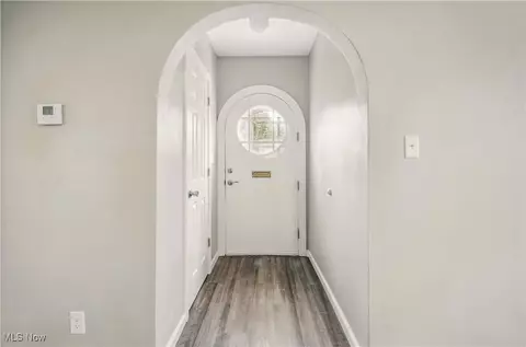 Entry Way - 414 10th St, Struthers, OH 44471 photo 1 of 4