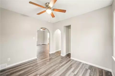 Entry Way - 414 10th St, Struthers, OH 44471 photo 4 of 4