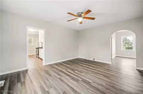 Living - 414 10th St, Struthers, OH 44471 photo 2 of 2