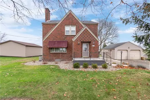 4464 Kemary Ave SW, Navarre, OH 44662