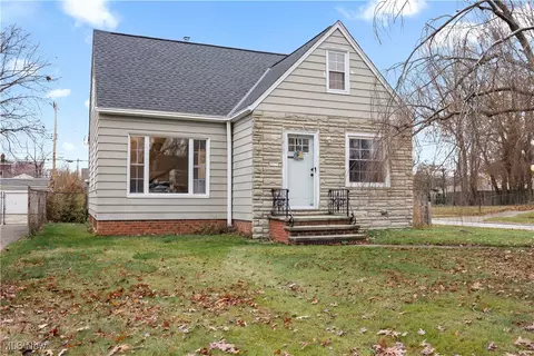 4802 Grantwood Dr, Parma, OH 44134