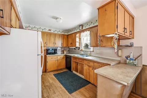 Kitchen - 250 E Manor Ave, Struthers, OH 44471 photo 2 of 3