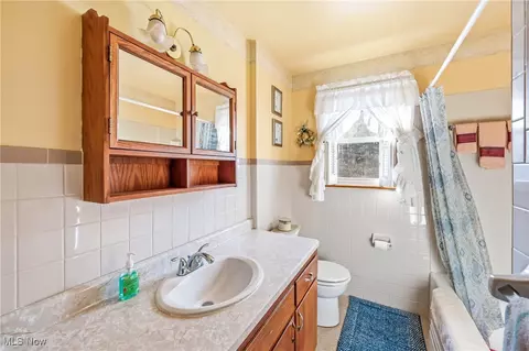 Bath - 250 E Manor Ave, Struthers, OH 44471 photo 1 of 1