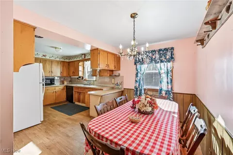 Dining - 250 E Manor Ave, Struthers, OH 44471 photo 2 of 2