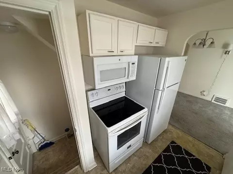 Kitchen - 4712 Willoughcroft Rd, Willoughby, OH 44094 photo 3 of 3