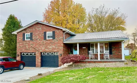 939 Robin Hood Ln, Follansbee, WV 26037