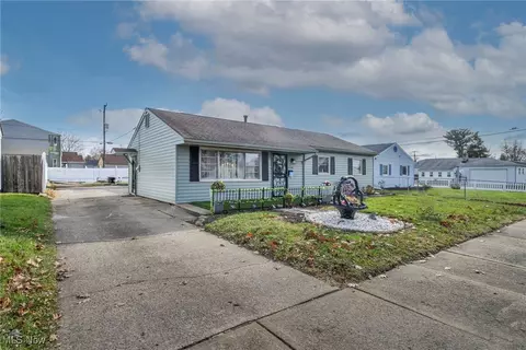 2208 Willowrow Ave NE, Canton, OH 44705 photo 4