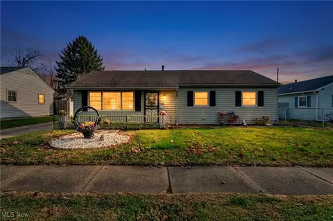 2208 Willowrow Ave NE, Canton, OH 44705 photo 2