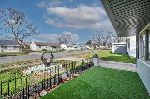 2208 Willowrow Ave NE, Canton, OH 44705 photo 5