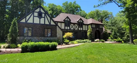 10242 Pinecrest Rd, Concord Twp, OH 44077