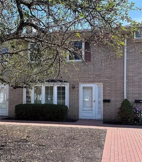9 Meadowlawn Dr, Mentor, OH 44060
