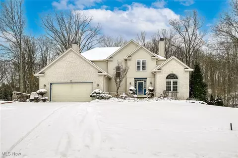 630 Woodhaven Dr, Cuyahoga Falls, OH 44223