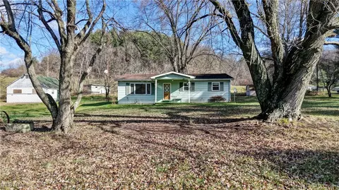 7481 State Route 800 SE, Uhrichsville, OH 44683