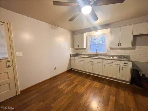 Entry Way - 1633 Everett Ave, Youngstown, OH 44514 photo 1 of 2