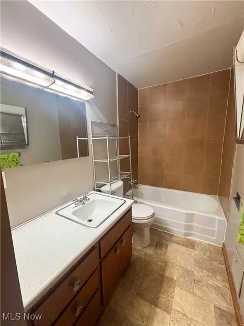 Bath - 1633 Everett Ave, Youngstown, OH 44514 photo 1 of 1