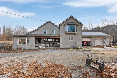 9204 Sandyville Rd NE, Mineral City, OH 44656