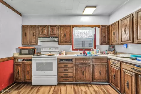 Kitchen - 113 Coronado Ct, Elyria, OH 44035 photo 2 of 3