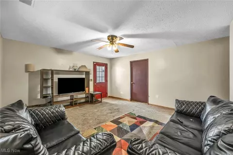 Living - 113 Coronado Ct, Elyria, OH 44035 photo 2 of 4