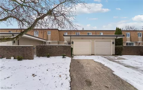 26523 Sussex Dr, Olmsted Falls, OH 44138