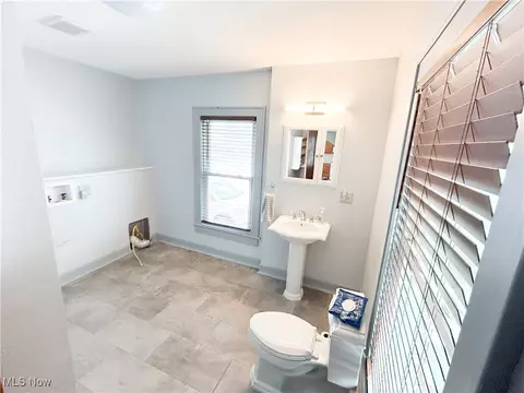 Bath - 325 E Bergey St, Wadsworth, OH 44281 photo 1 of 3